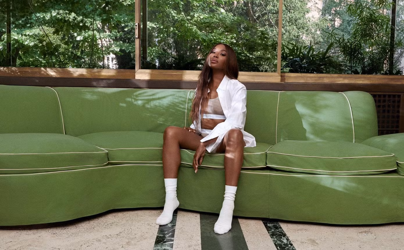 Hình ảnh của siêu mẫu Naomi Campbell thay cho Jennie.
