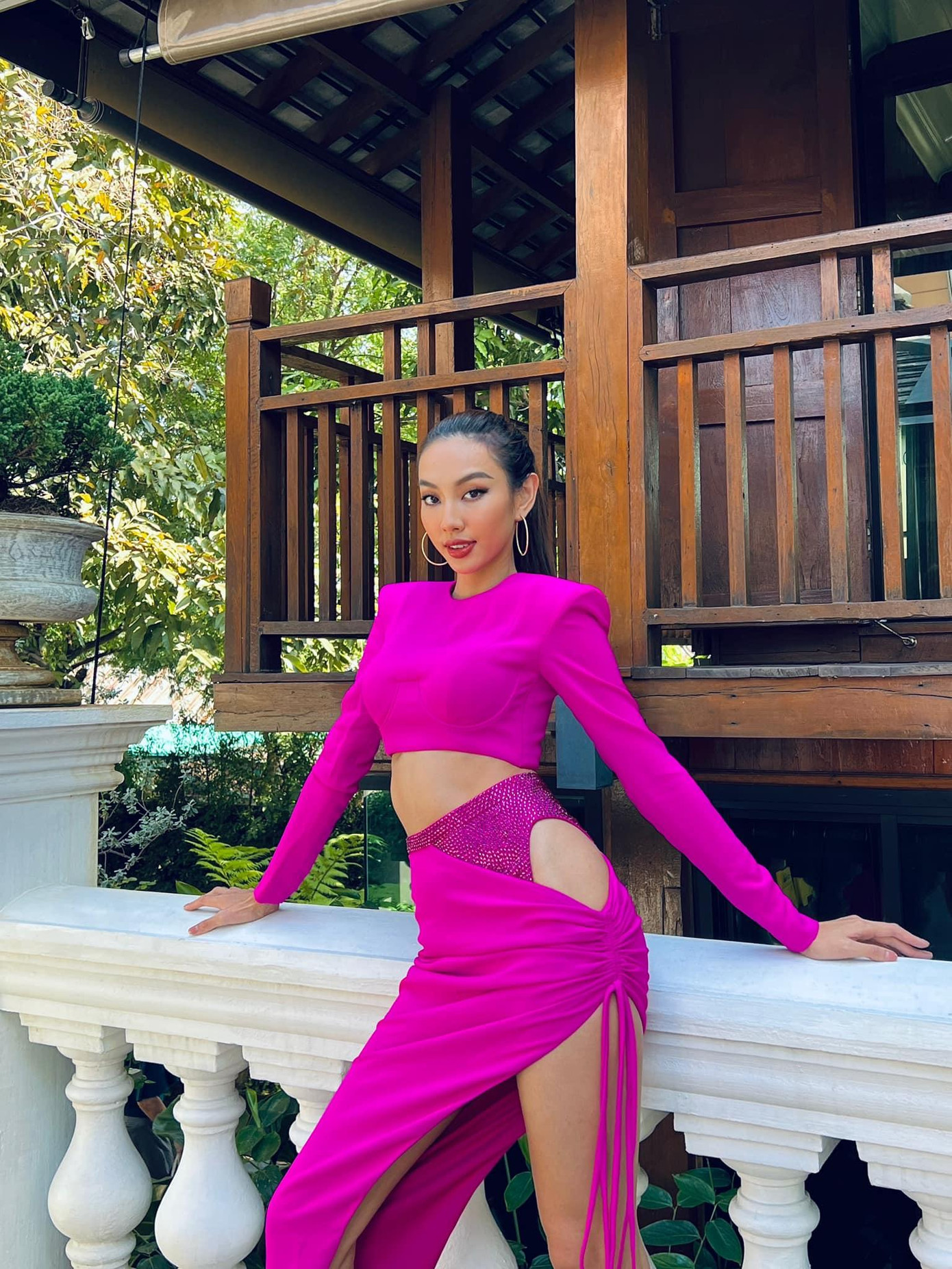 Người đẹp không e ngại tông tím dù đây là gam màu dễ làm làn da trông tối, sạm hơn.