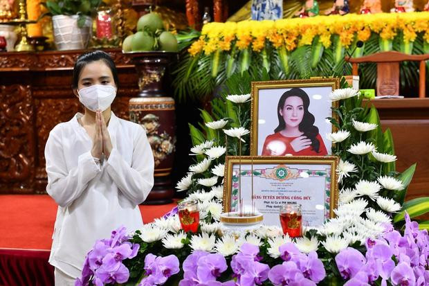 Con gái nuôi thay mặt Phi Nhung nhận bằng tuyên dương khiến nhiều khán giả nghẹn ngào.