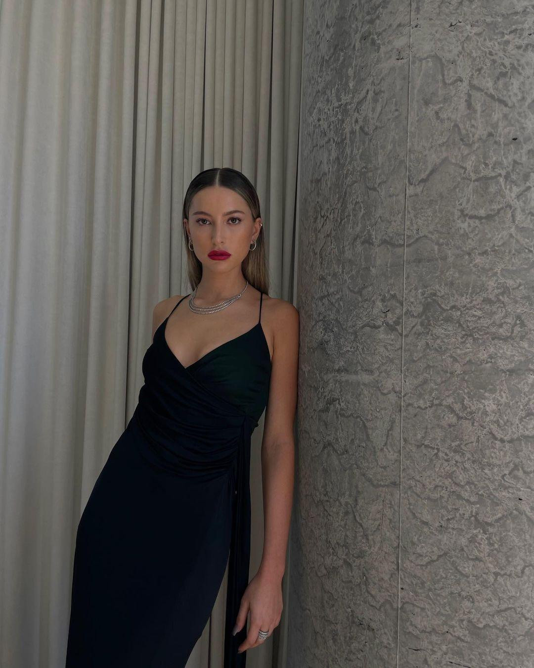 Theo Daily Mail, sự nghiệp người mẫu của Eve Jobs rộng mở sau khi ký hợp đồng với công ty quản lý nổi tiếng DNA Model Management. Cô thông báo với người hâm mộ thông qua trang cá nhân: "Tôi đang hoạt động dưới sự quản lý của DNA Model Management".