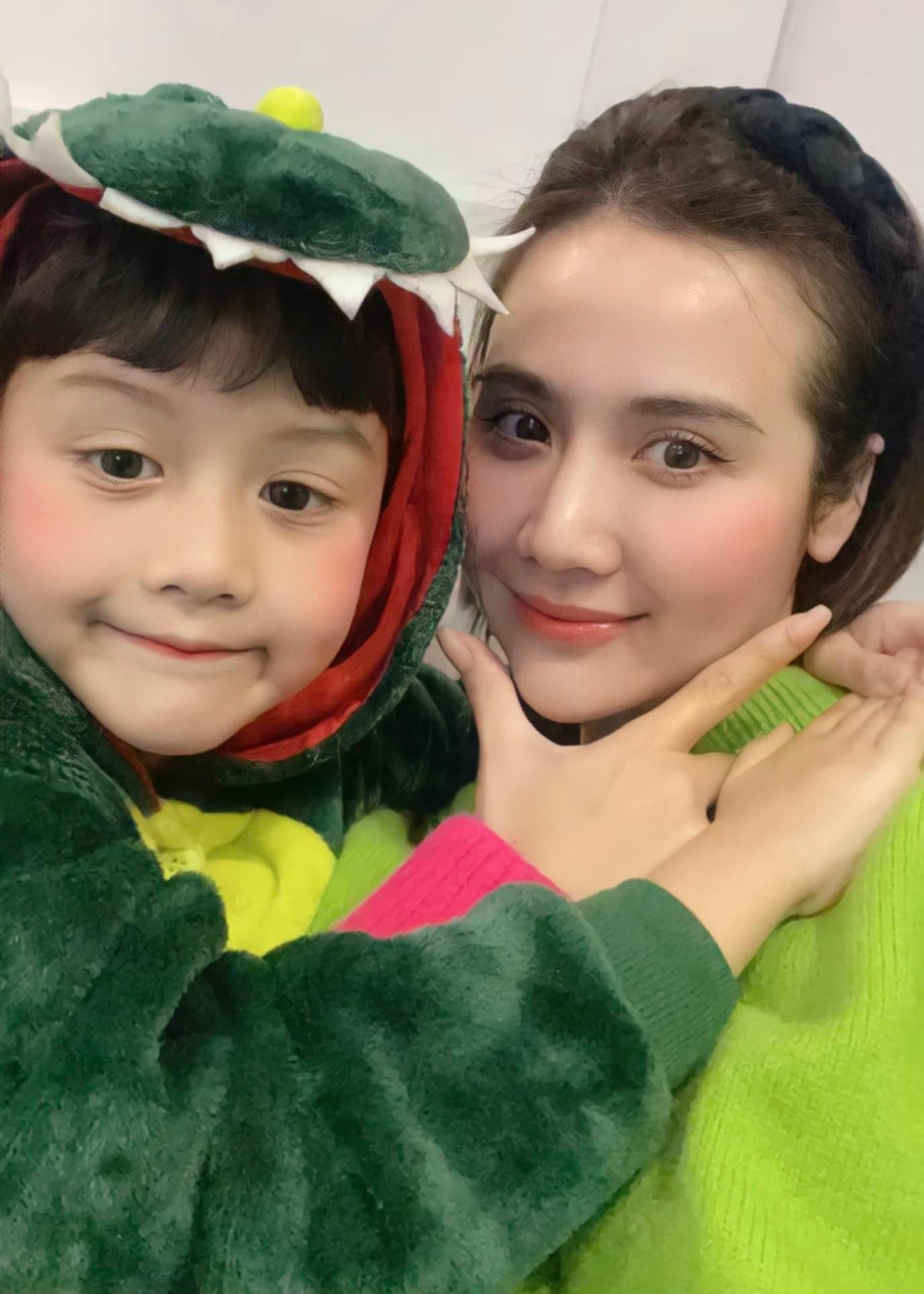 Phan Minh Huyền và con trai. Phan Minh Huyền và con trai.