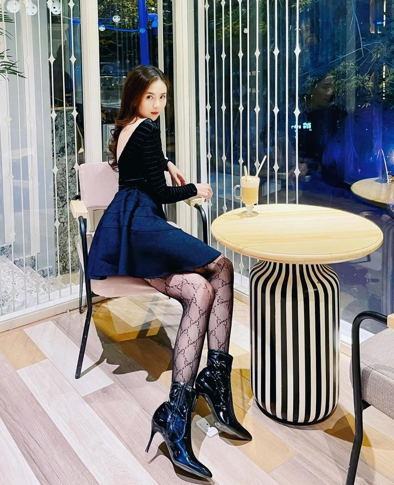 Nữ BTV từng chia sẻ: "Phụ nữ ơi, đừng tin câu "em thế nào anh cũng yêu" bởi suy cho cùng đến chúng ta nhìn phụ nữ đẹp còn thấy mê nữa là đàn ông. Hãy thức giấc sớm hơn mỗi ngày, dành 30 phút tập luyện, bởi đẹp và khỏe là chìa khóa duy nhất để có tất cả". Nữ BTV từng chia sẻ: "Phụ nữ ơi, đừng tin câu "em thế nào anh cũng yêu" bởi suy cho cùng đến chúng ta nhìn phụ nữ đẹp còn thấy mê nữa là đàn ông. Hãy thức giấc sớm hơn mỗi ngày, dành 30 phút tập luyện, bởi đẹp và khỏe là chìa khóa duy nhất để có tất cả".