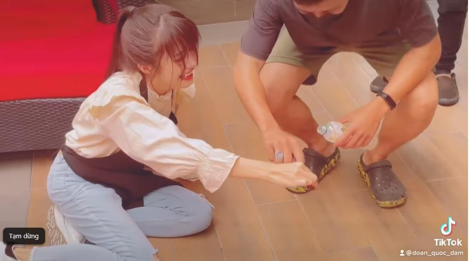 Ngọc Huyền khóc thét sợ hãi khi phải cầm con gián vẫn đang động đậy trên tay.