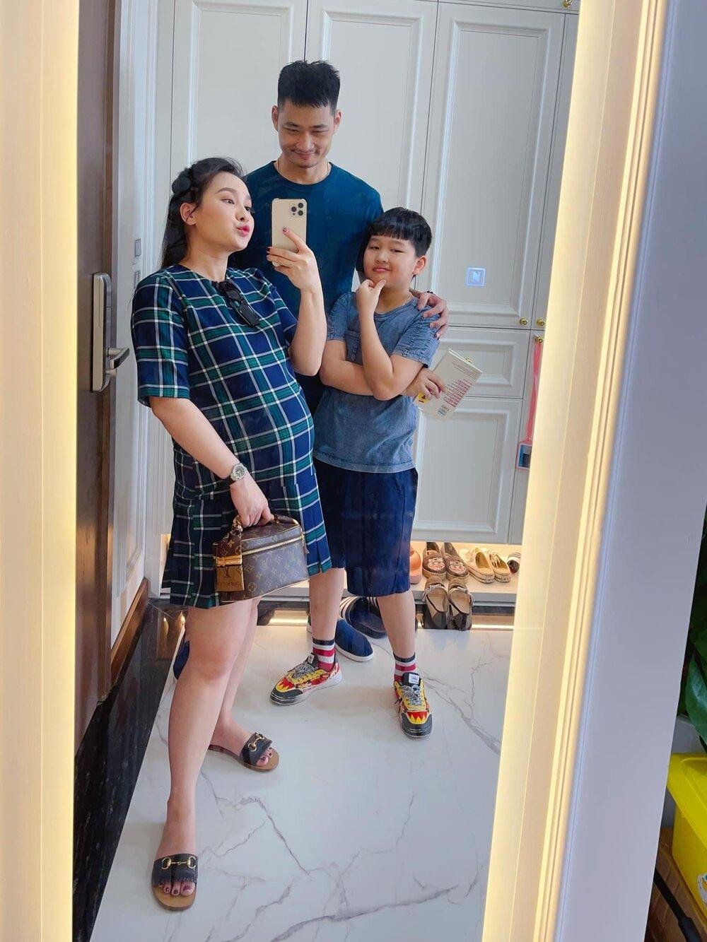 Cô dành nhiều thời gian hơn bên gia đình. Cô dành nhiều thời gian hơn bên gia đình.