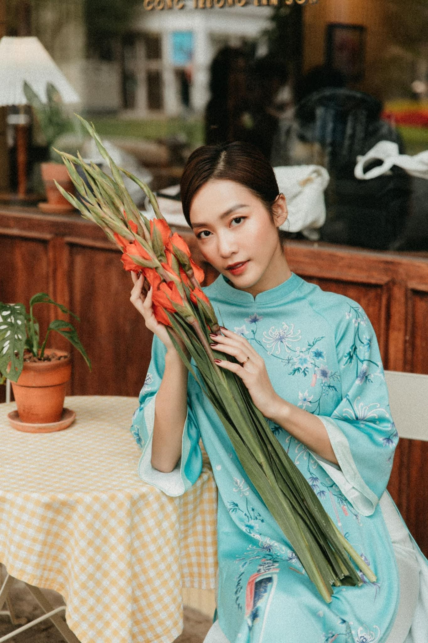 Dưới phần bình luận, nhiều bạn bè và người hâm mộ đồng loạt gửi lời chúc đến nữ diễn viên và gia đình trong đó có dàn sao “11 tháng 5 ngày”. Diễn viên Thanh Sơn gọi Khả Ngân là bé và viết: “Chúc bé và gia đình năm mới thật nhiều sức khoẻ, ngập tràn niềm vui và may mắn”. Diễn viên Bình An hóm hỉnh trả lời: “Anh đây”.