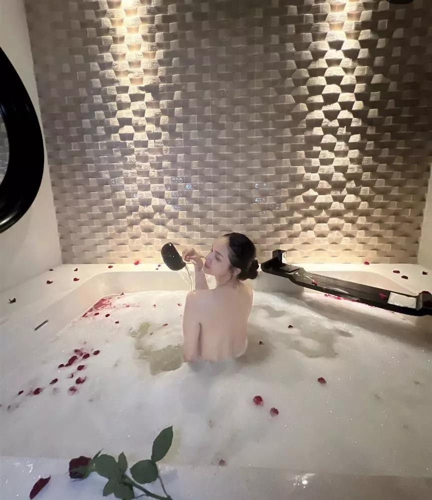 Thậm chí, người đẹp sinh năm 1991 còn táo bạo hơn trước khi không ngần ngại chia sẻ những hình ảnh bán nude khoe lưng trần "đốt mắt" người hâm mộ.