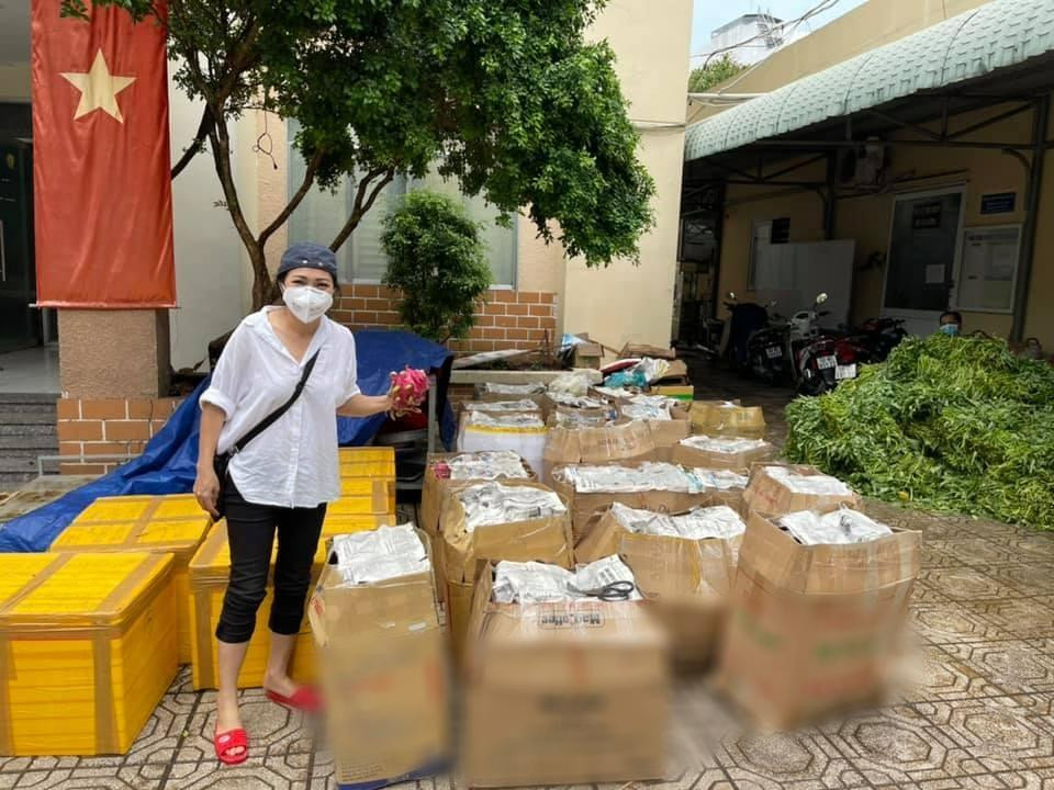Giọng ca “Giã từ dĩ vãng” là một trong những sao Việt tích cực tham gia quyên góp, giúp đỡ bà con trong mùa dịch khó khăn, cô cùng Thành đoàn còn góp mặt trong nhiều chương trình thiện nguyện như: tiếp tế lương thực, cắt tóc tình nguyện cho đội ngũ y bác sĩ, hỗ trợ nấu ăn,… nhận được sự ủng hộ từ đông đảo khán giả.