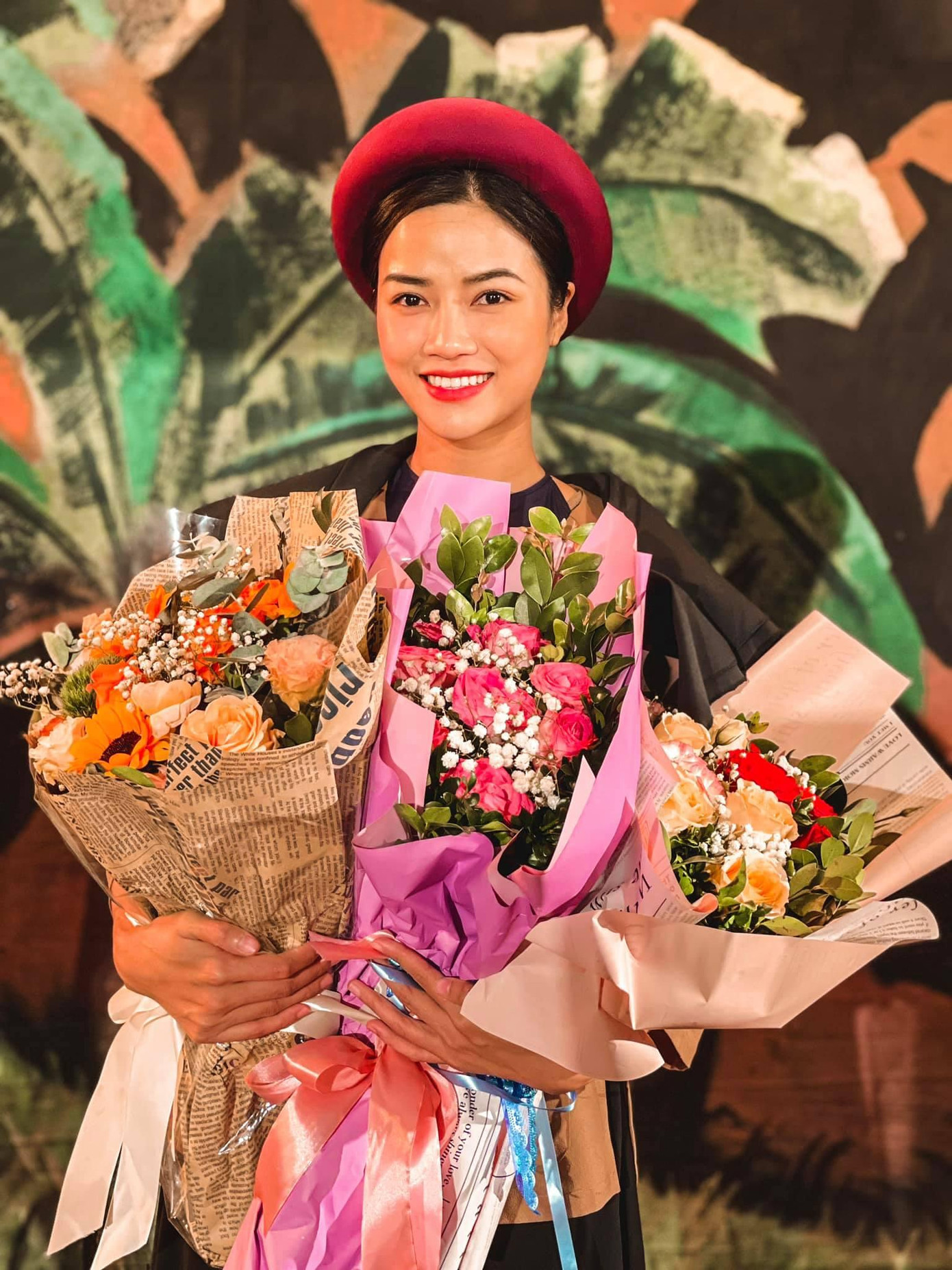 Lần đầu nhận vai nữ chính, Anh Đào chia sẻ trên trang cá nhân: "Phim chuẩn bị lên sóng rồi, Đào lo và hồi hộp quá. Mong rằng mọi người đón nhận bộ phim mà cả ê-kíp đã vượt dịch bệnh để hoàn thành ạ. Trong năm qua mình chỉ có món quà to bự của ekip "Lối về miền hoa" để tặng mọi người dịp đầu năm ạ. Cả nhà cùng đi về miền hoa cùng tụi em nhé".