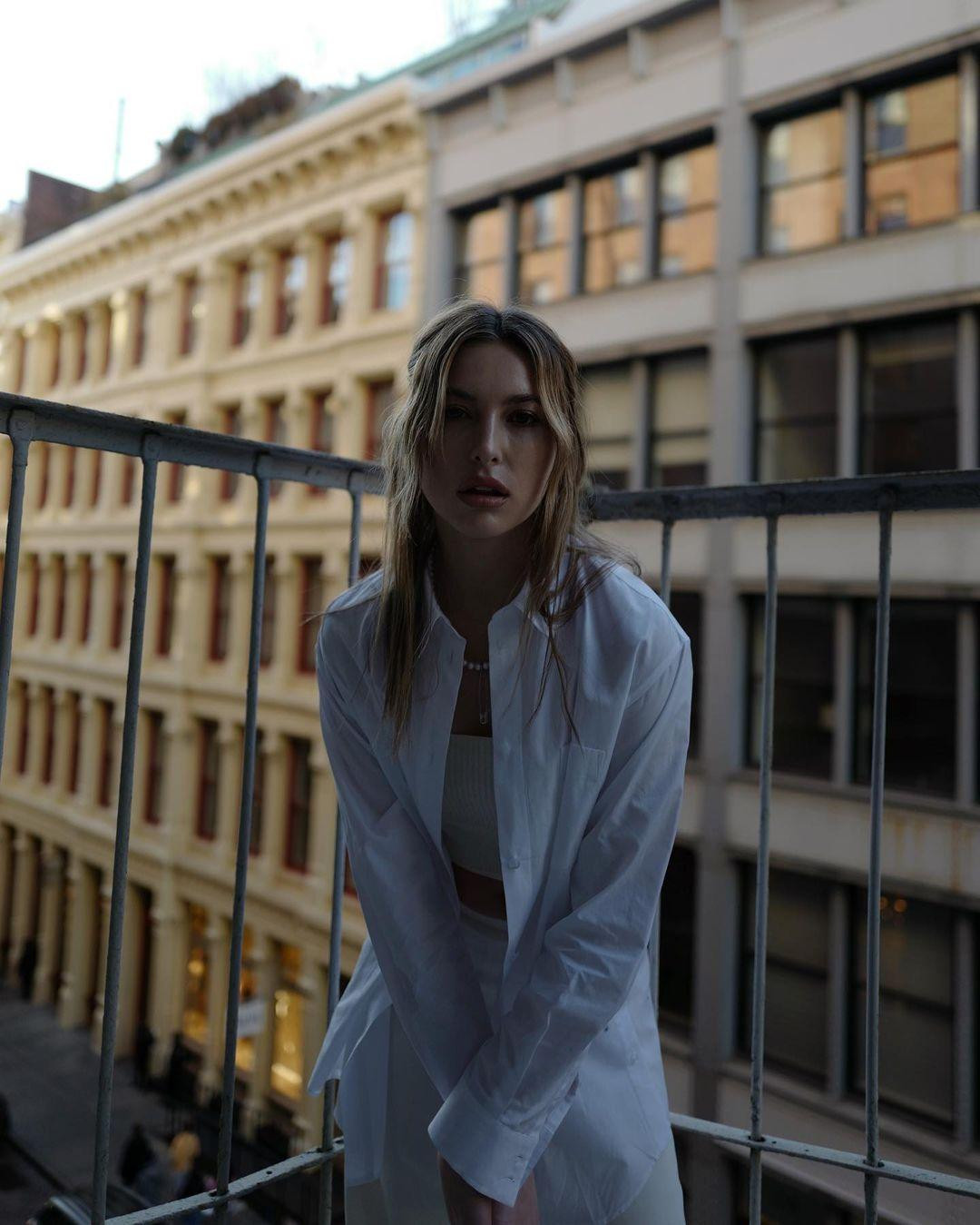 Tài khoản mạng xã hội của cô hiện đang có hơn 263 nghìn người theo dõi, Không thể phủ nhận danh tiếng của gia đình đã giúp Phoebe Gates được chú ý.