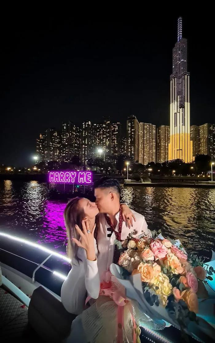 Minh Hằng hạnh phúc thông báo tin vui khi được bạn trai doanh nhân cầu hôn.