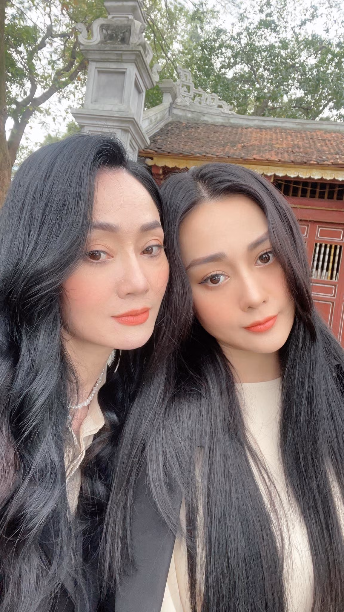 Mới đây, diễn viên Quách Thu Phương đã đăng tải hình ảnh chụp cùng với Phương Oanh trên trang cá nhân của mình. Nhan sắc của "bà Xuân"gây ấn tượng vì quá trẻ trung và rạng rỡ.