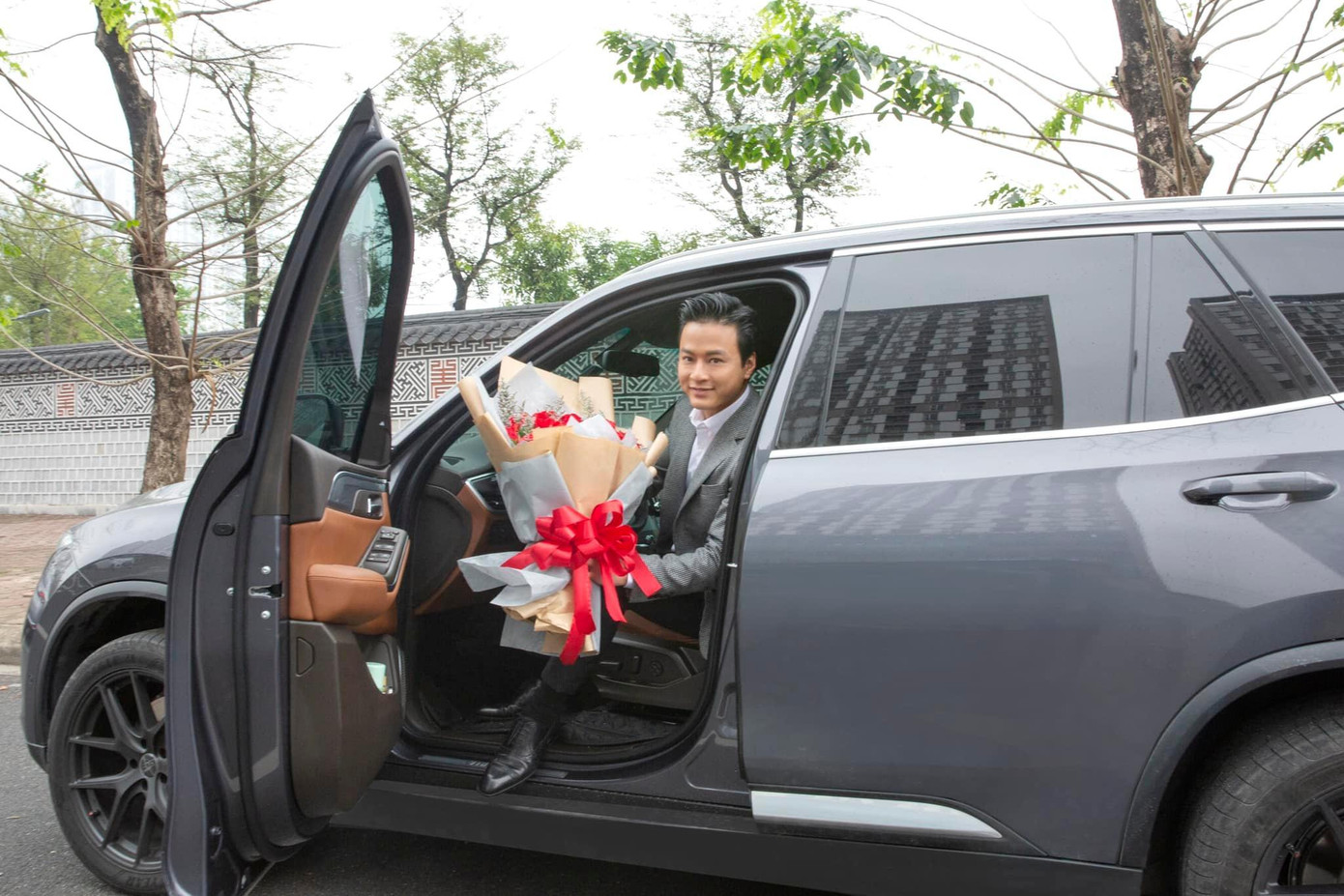 Là một trong những nam nghệ sĩ được nhiều khán giả nữ yêu mến, Hồng Đăng nhắn nhủ: "Ngồi nghĩ mãi để viết gì cho thật chất gửi tặng đến chị em nhân ngày 8/3. Nhưng ngày nào với mình thì phái đẹp đã luôn đẹp và đã luôn để yêu thương rồi nên khó viết quá. Chúc mừng 1 nửa thế giới luôn xinh đẹp”.