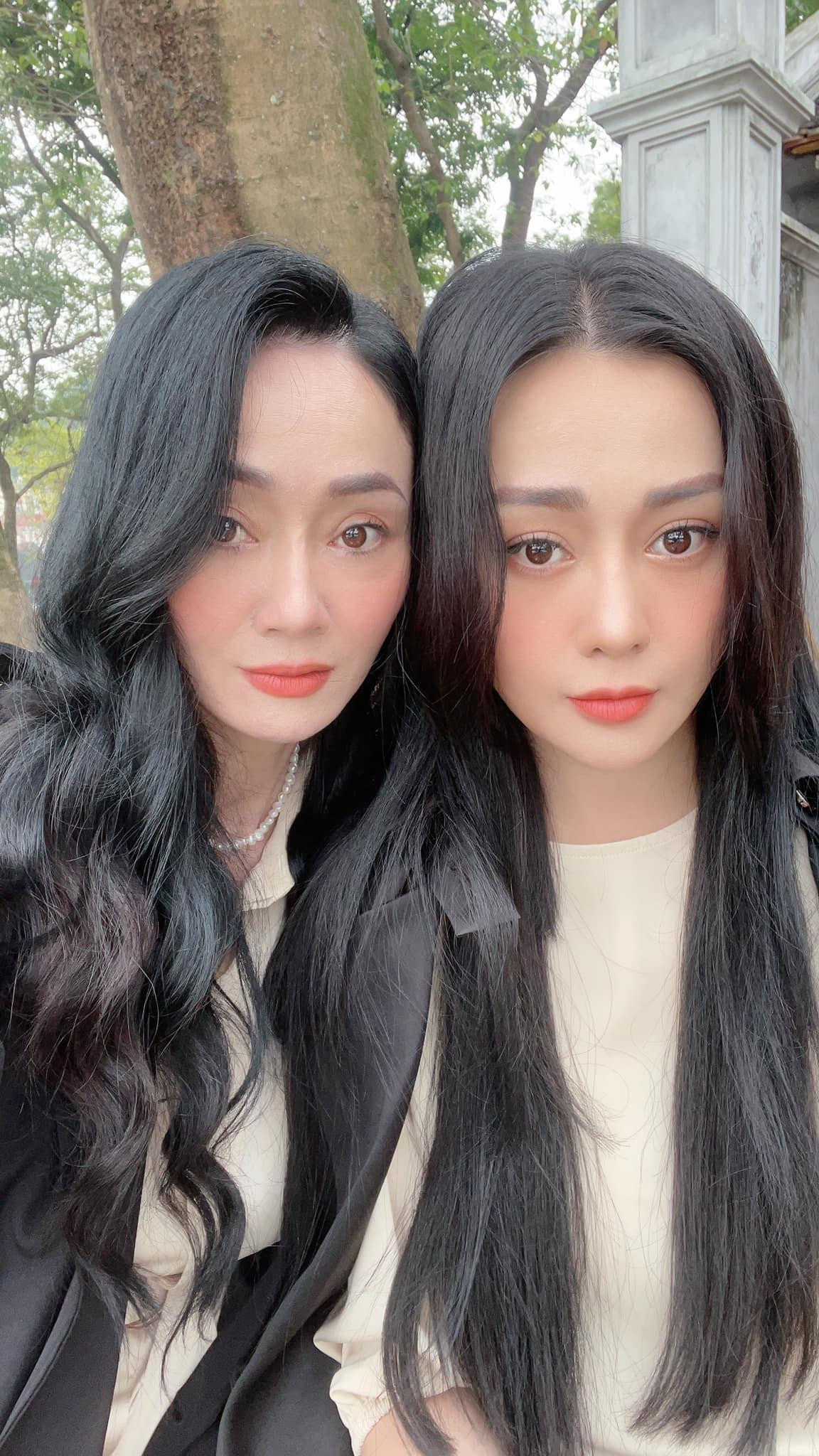 Bài viết của Quách Thu Phương nhanh chóng thu hút được sự chú ý của cư dân mạng. Nhiều người dành lời khen cho cho nhan sắc cùng vóc dáng của hai nữ diễn viên: “Ối trời mẹ con, tìm điểm khác của hai người mãi mà không ra. Phải nói là nó hơn cả hai giọt nước luôn ấy”, “Nhìn như hai chị em ruột chị ạ”, "Mẹ Xuân và Phương Nam của những tập cuối phần 1 đâu rồi”.. Bài viết của Quách Thu Phương nhanh chóng thu hút được sự chú ý của cư dân mạng. Nhiều người dành lời khen cho cho nhan sắc cùng vóc dáng của hai nữ diễn viên: “Ối trời mẹ con, tìm điểm khác của hai người mãi mà không ra. Phải nói là nó hơn cả hai giọt nước luôn ấy”, “Nhìn như hai chị em ruột chị ạ”, "Mẹ Xuân và Phương Nam của những tập cuối phần 1 đâu rồi”..