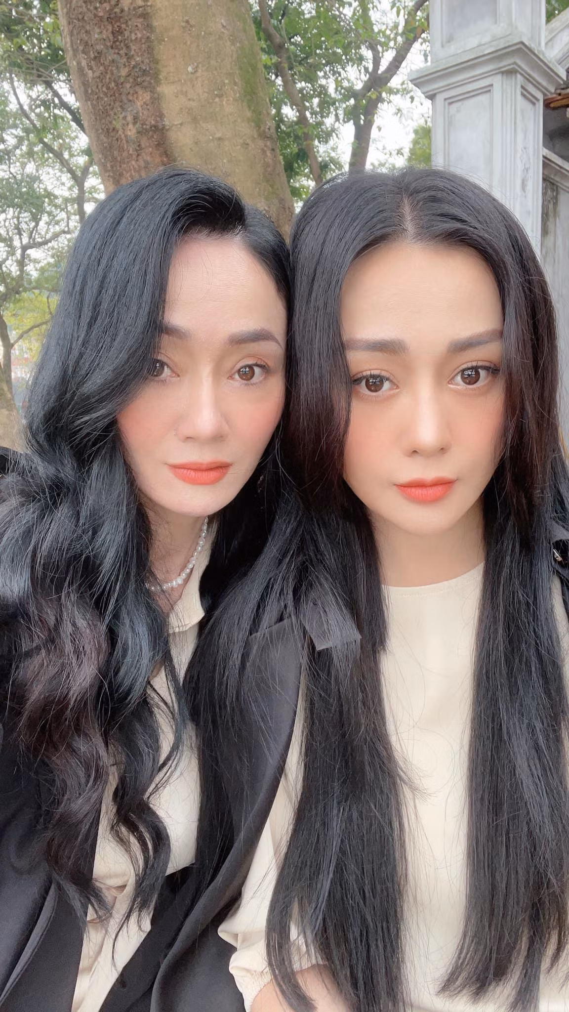 Bài viết của Quách Thu Phương nhanh chóng thu hút được sự chú ý của cư dân mạng. Nhiều người dành lời khen cho cho nhan sắc cùng vóc dáng của hai nữ diễn viên: “Ối trời mẹ con, tìm điểm khác của hai người mãi mà không ra. Phải nói là nó hơn cả hai giọt nước luôn ấy”, “Nhìn như hai chị em ruột chị ạ”, "Mẹ Xuân và Phương Nam của những tập cuối phần 1 đâu rồi”..