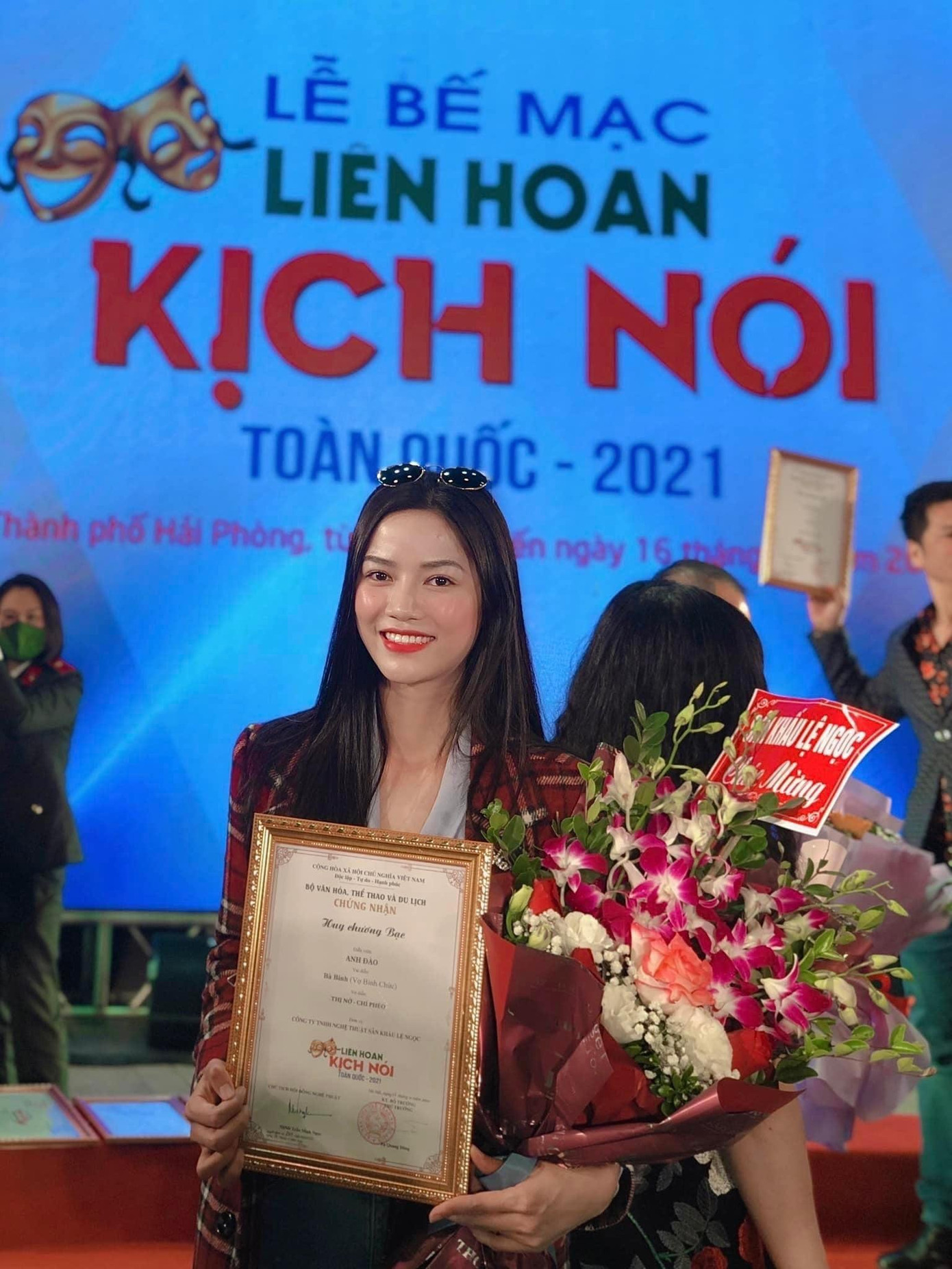 Nguyễn Anh Đào sinh năm 1996 tại Bắc Giang, là cựu sinh viên trường Đại học sân khấu điện ảnh. Cô hiện công tác tại Nhà hát kịch Việt Nam.