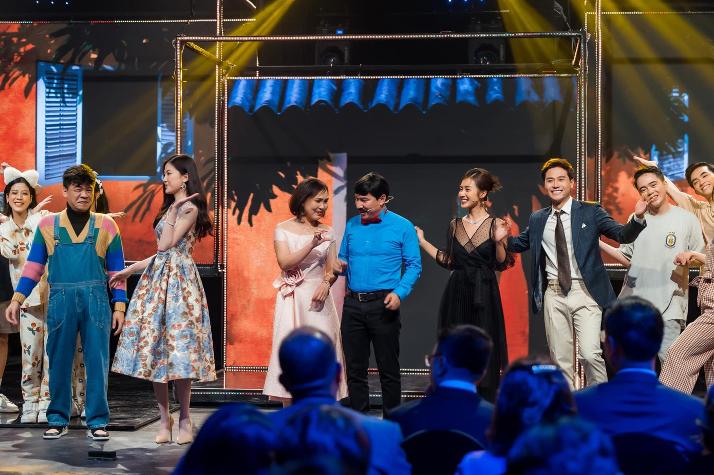 Dù phần trình diễn không được "mượt mà" nhưng đa số người hâm mộ vẫn hài lòng với màn hội ngộ của các diễn viên. Đặc biệt, ở cuối tiết mục trình diễn, NSƯT Quang Thắng còn gọi Khả Ngân - Thanh Sơn là vợ chồng, khiến Khả Ngân phải lên tiếng đính chính là họ chưa chính thức kết hôn.