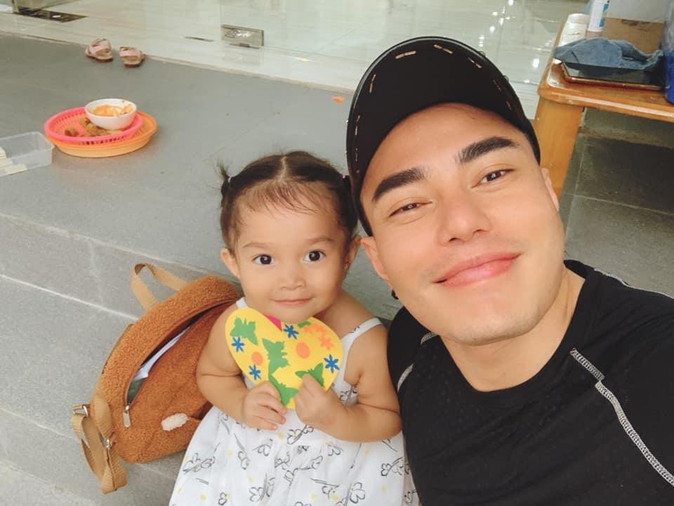 Nam danh hài thường xuyên đăng tải hình ảnh của con gái. Nam danh hài thường xuyên đăng tải hình ảnh của con gái.