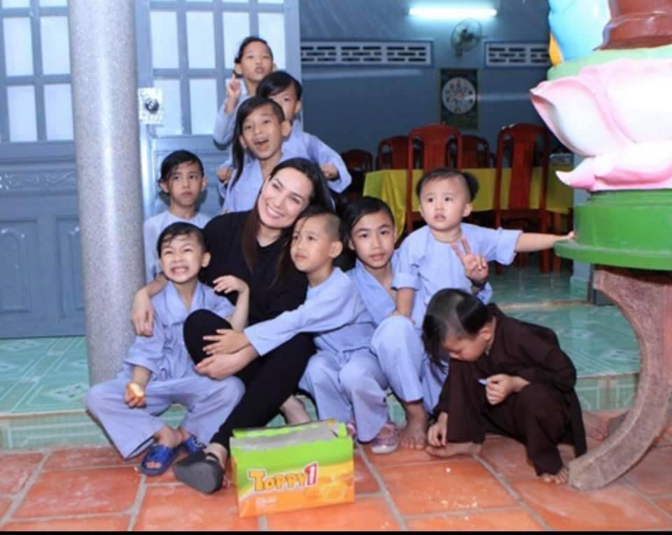 Bên cạnh việc chia buồn cùng gia đình, nhiều người lo cho tương lai các con nuôi của Phi Nhung sau khi cô qua đời. Bên cạnh việc chia buồn cùng gia đình, nhiều người lo cho tương lai các con nuôi của Phi Nhung sau khi cô qua đời.