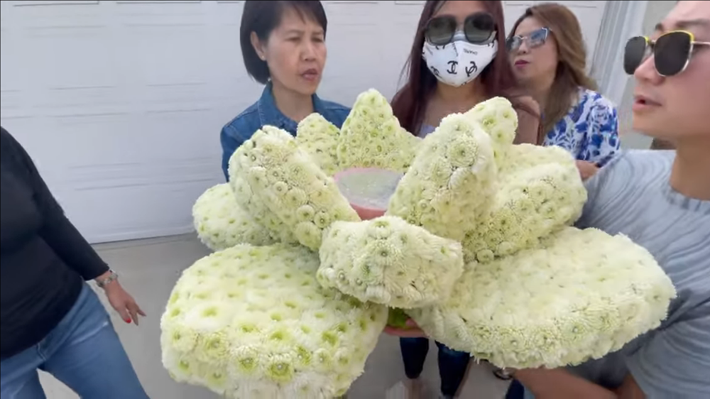 Đài sen được kết bằng hoa thật vô cùng công phu. Đài sen được kết bằng hoa thật vô cùng công phu.