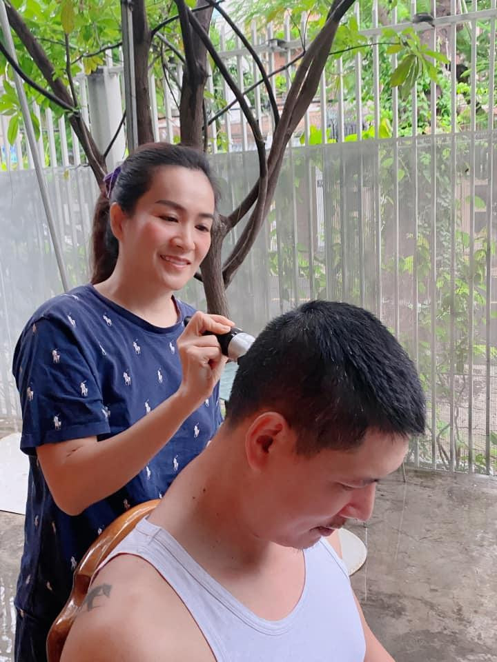 Anh Thơ từng chia sẻ Bình Minh không phải là người thích nói những lời mật ngọt mà chỉ thể hiện tình cảm bằng hành động. Trong mắt cô, ông xã vẫn rất ân cần, có trách nhiệm và là ông bố thương con hết mực. Anh Thơ cũng luôn bên cạnh động viên và góp ý cho Bình Minh về công việc kinh doanh.