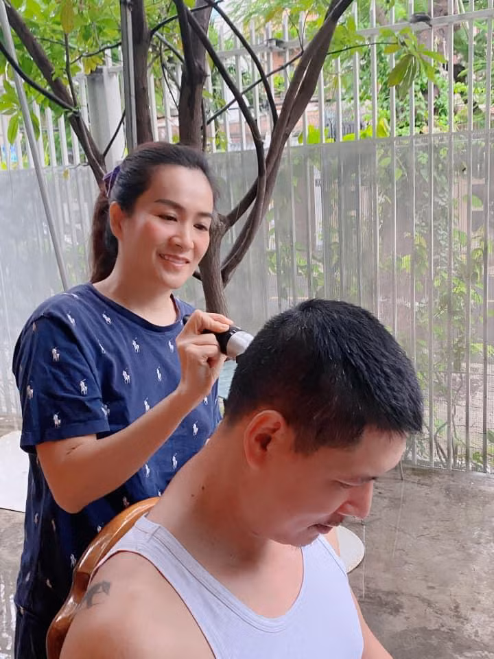 Anh Thơ từng chia sẻ Bình Minh không phải là người thích nói những lời mật ngọt mà chỉ thể hiện tình cảm bằng hành động. Trong mắt cô, ông xã vẫn rất ân cần, có trách nhiệm và là ông bố thương con hết mực. Anh Thơ cũng luôn bên cạnh động viên và góp ý cho Bình Minh về công việc kinh doanh.