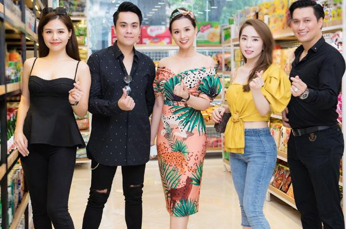 Hiện một vài thành viên trong nhóm đã lập gia đình nên thời gian “tụ tập” không còn nhiều như trước. Tuy nhiên, người hâm mộ vẫn dễ dàng bắt gặp những hình ảnh hẹn hò, ăn uống cùng nhau của các thành viên trên trang cá nhân của họ. Hiện một vài thành viên trong nhóm đã lập gia đình nên thời gian “tụ tập” không còn nhiều như trước. Tuy nhiên, người hâm mộ vẫn dễ dàng bắt gặp những hình ảnh hẹn hò, ăn uống cùng nhau của các thành viên trên trang cá nhân của họ.