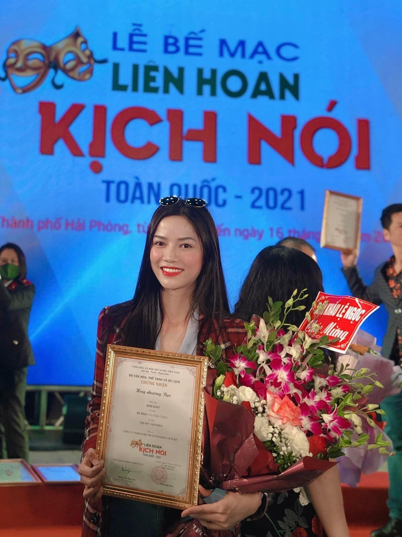 Lần đầu nhận vai nữ chính, Anh Đào chia sẻ trên trang cá nhân: "Phim chuẩn bị lên sóng rồi, Đào lo và hồi hộp quá. Mong rằng mọi người đón nhận bộ phim mà cả ê-kíp đã vượt dịch bệnh để hoàn thành ạ. Trong năm qua mình chỉ có món quà to bự của ekip "Lối về miền hoa" để tặng mọi người dịp đầu năm ạ. Cả nhà cùng đi về miền hoa cùng tụi em nhé".