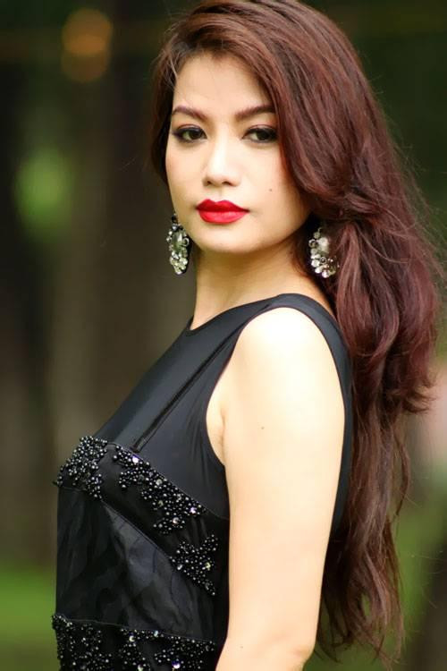 Về phía Trương Ngọc Ánh, cô sinh năm 1976, từng là người mẫu nổi tiếng sau đó chuyển hướng sang diễn viên, nhà sản xuất. Cô tạo ấn tượng mạnh qua nhiều bộ phim như &quot;Hương Ga&quot;, &quot;Đồng Tiền Xương Máu&quot;, &quot;Truy Sát&quot;... Cô cũng từng có cuộc hôn nhân lỡ dở với nam diễn viên Trần Bảo Sơn.