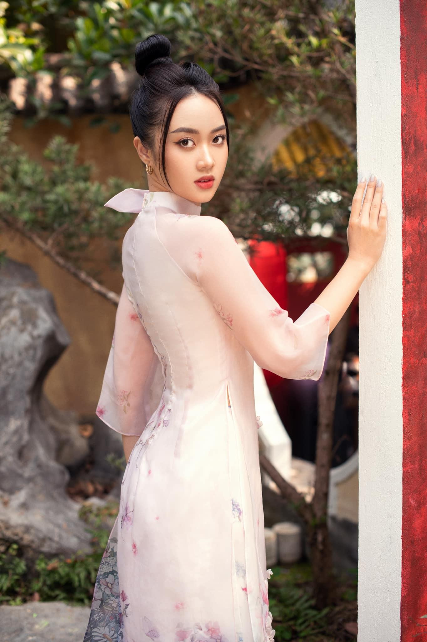 Vũ Như Quỳnh ghi điểm ngay vòng nộp hồ sơ với gương mặt thanh tú. Như Quỳnh 22 tuổi, quê Ninh Bình và đang theo học Khoa ngôn ngữ Anh, Đại học dân lập Phương Đông.