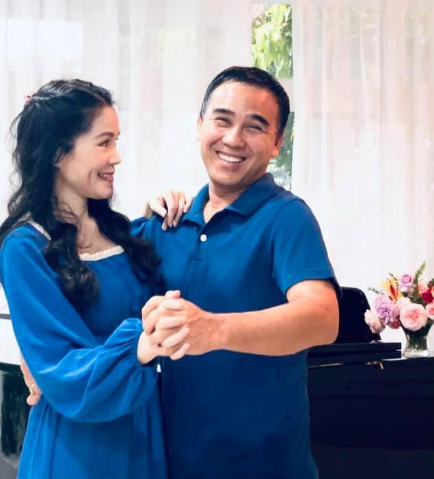 Bà xã của Quyền Linh chia sẻ bức ảnh cặp đôi nắm chặt tay nhau thể hiện sự đồng lòng. Bà xã của Quyền Linh chia sẻ bức ảnh cặp đôi nắm chặt tay nhau thể hiện sự đồng lòng.