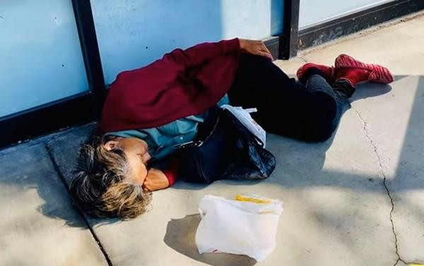 Hình ảnh Kim Ngân ngủ thiếp ở vệ đường do khán giả chụp lại.