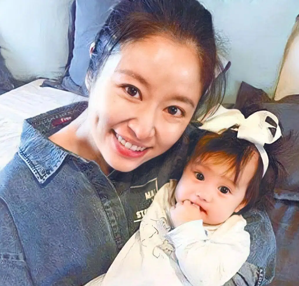 Theo truyền thông Đài Loan (Trung Quốc), dù mới chỉ 4 tuổi nhưng tài sản sở hữu cá nhân của "Cá Heo Nhỏ" đã vượt quá 100 triệu NDT (tương đương 350 tỷ đồng). Chính Lâm Tâm Như đã chia sẻ về điều này trong một chương trình truyền hình. Cô cho biết, chi phí sinh hoạt một năm của con gái cô có thể mua được cả một căn biệt thự. Theo truyền thông Đài Loan (Trung Quốc), dù mới chỉ 4 tuổi nhưng tài sản sở hữu cá nhân của "Cá Heo Nhỏ" đã vượt quá 100 triệu NDT (tương đương 350 tỷ đồng). Chính Lâm Tâm Như đã chia sẻ về điều này trong một chương trình truyền hình. Cô cho biết, chi phí sinh hoạt một năm của con gái cô có thể mua được cả một căn biệt thự.