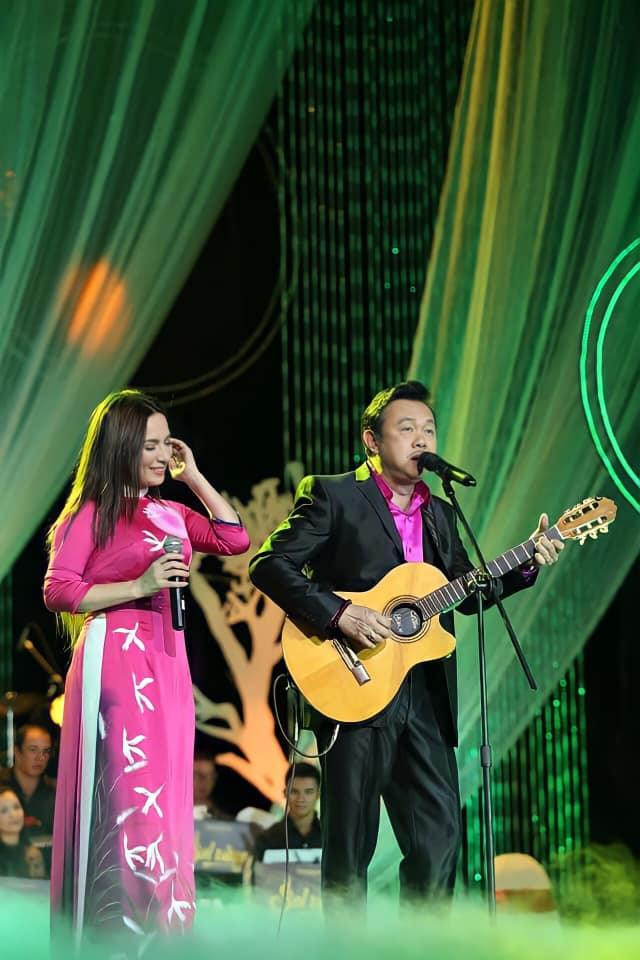 Cộng đồng mạng nhanh chóng chia sẻ lại những khoảnh khắc đẹp trên sân khấu của hai cố nghệ sĩ. Cộng đồng mạng nhanh chóng chia sẻ lại những khoảnh khắc đẹp trên sân khấu của hai cố nghệ sĩ.