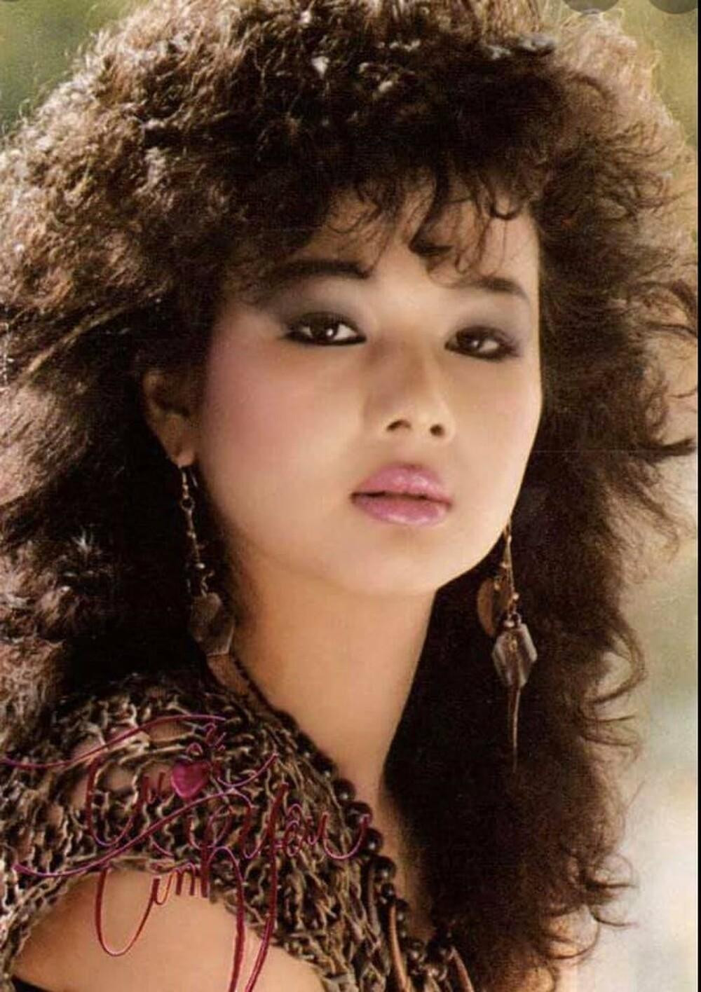 Kim Ngân sinh năm 1963, theo gia đình sang Mỹ định cư từ nhỏ. Nhờ sở hữu nhan sắc xinh đẹp, nóng bỏng và lối trình diễn sôi động, lôi cuốn nên những năm thập niên 80, cô trở thành ca sĩ ăn khách và nổi tiếng bậc nhất tại hải ngoại. Kim Ngân sinh năm 1963, theo gia đình sang Mỹ định cư từ nhỏ. Nhờ sở hữu nhan sắc xinh đẹp, nóng bỏng và lối trình diễn sôi động, lôi cuốn nên những năm thập niên 80, cô trở thành ca sĩ ăn khách và nổi tiếng bậc nhất tại hải ngoại.