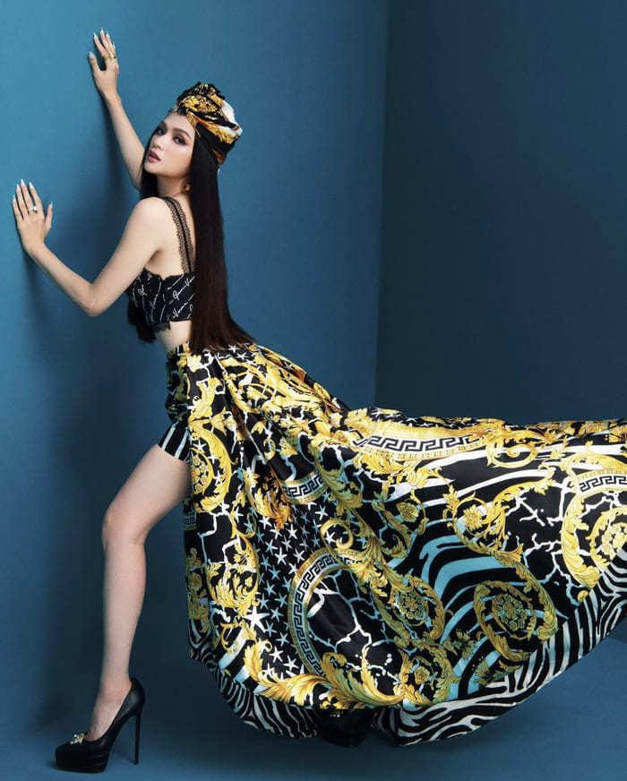 Mới đây, Hương Giang vừa dính vào lùm xùm “cà khịa" Hoa hậu Lương Thùy Linh. Cụ thể, trong tập 3 chương trình “The Gentleman – Quý ông hoàn mỹ”, khi nhận được lời khen ngợi của một thí sinh trong chương trình, Hoa hậu Hương Giang ngay lập tức trả lời rằng, “Bạn không cần khen tôi, tôi không phải Lương Thùy Linh. Tôi không thích nghe khen”.