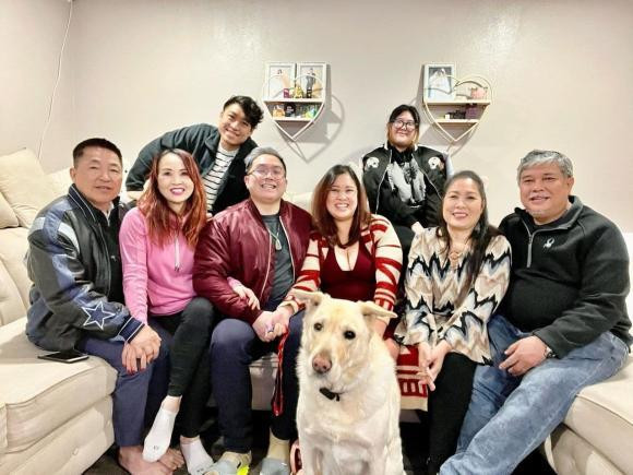 Cách đây vài giờ, trên trang cá nhân của mình, NSND Hồng Vân đã chia sẻ hình ảnh đón năm mới ở xứ sở cờ hoa. Trong ảnh, gia đình NSND Hồng Vân và tài tử Lê Tuấn Anh cùng các con đều diện đồ đơn giản và nở nụ cười rạng rỡ. Được biết, con gái của cô là Xí Ngầu chuẩn bị sinh con đầu lòng nên Hồng Vân quyết định tạm dừng hoạt động trong nước để chăm con.