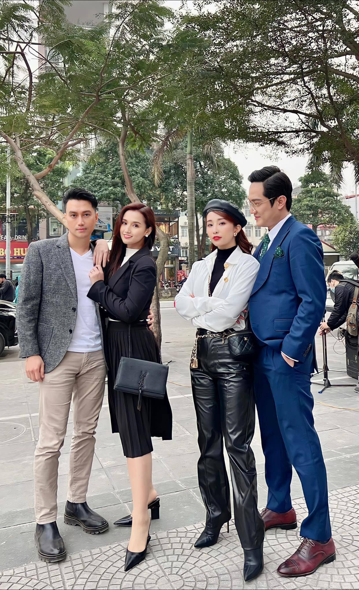 Việt Anh, Lã Thanh Huyền và Quỳnh Nga trong phim "Về chung một nhà".