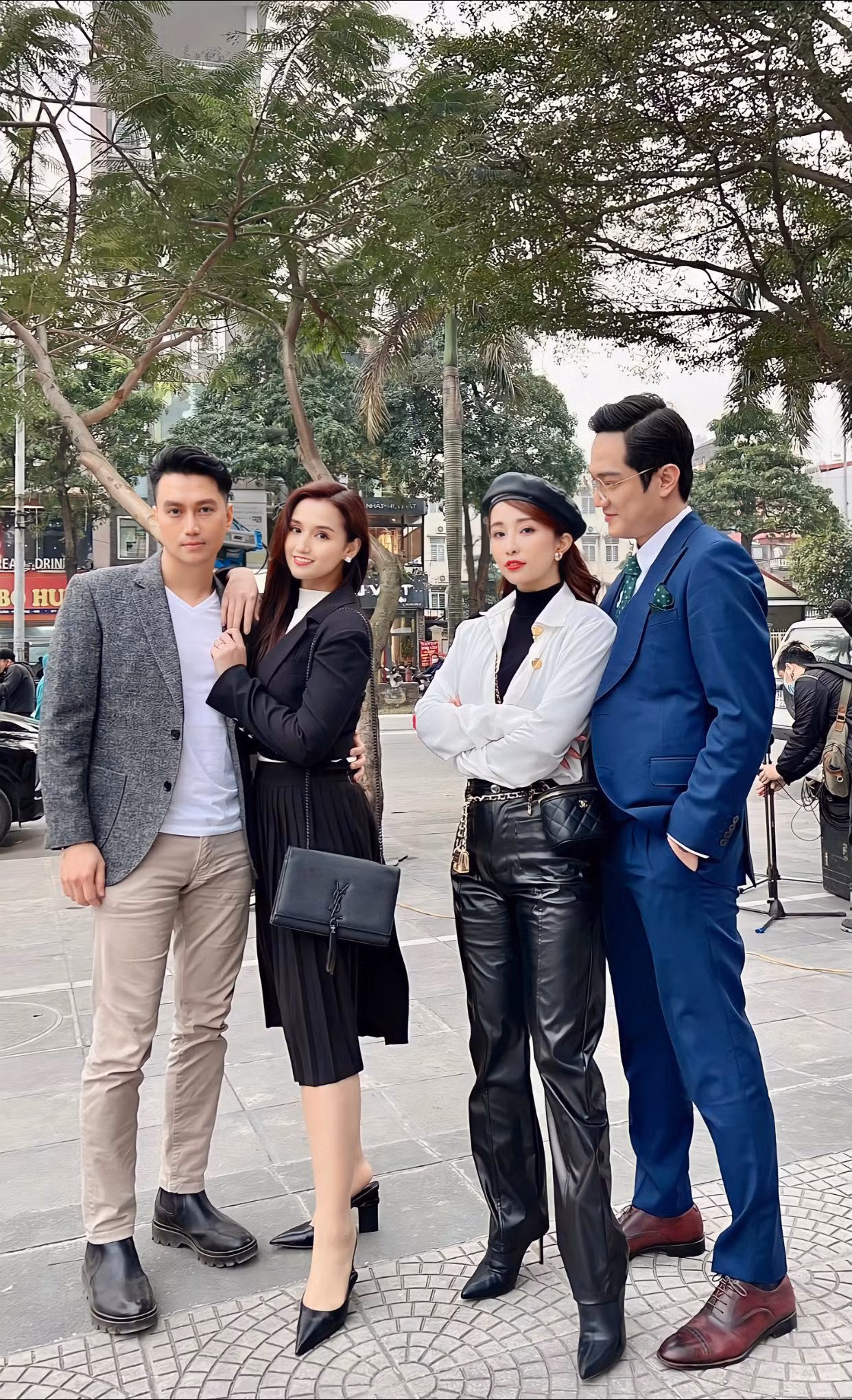 Việt Anh, Lã Thanh Huyền và Quỳnh Nga trong phim "Về chung một nhà". Việt Anh, Lã Thanh Huyền và Quỳnh Nga trong phim "Về chung một nhà".