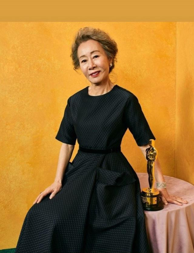 Youn Yuh Jung được xướng tên cho giải Nữ diễn viên phụ xuất sắc nhất tại lễ trao giải Oscar lần thứ 93. Youn Yuh Jung được xướng tên cho giải Nữ diễn viên phụ xuất sắc nhất tại lễ trao giải Oscar lần thứ 93.