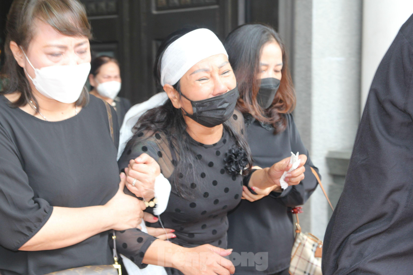 Những tiếng khóc nghẹn ngào cất lên từ bao niềm tiếc thương khi hài cốt cố nhạc sĩ được di chuyển lên xe tang về nơi an táng.