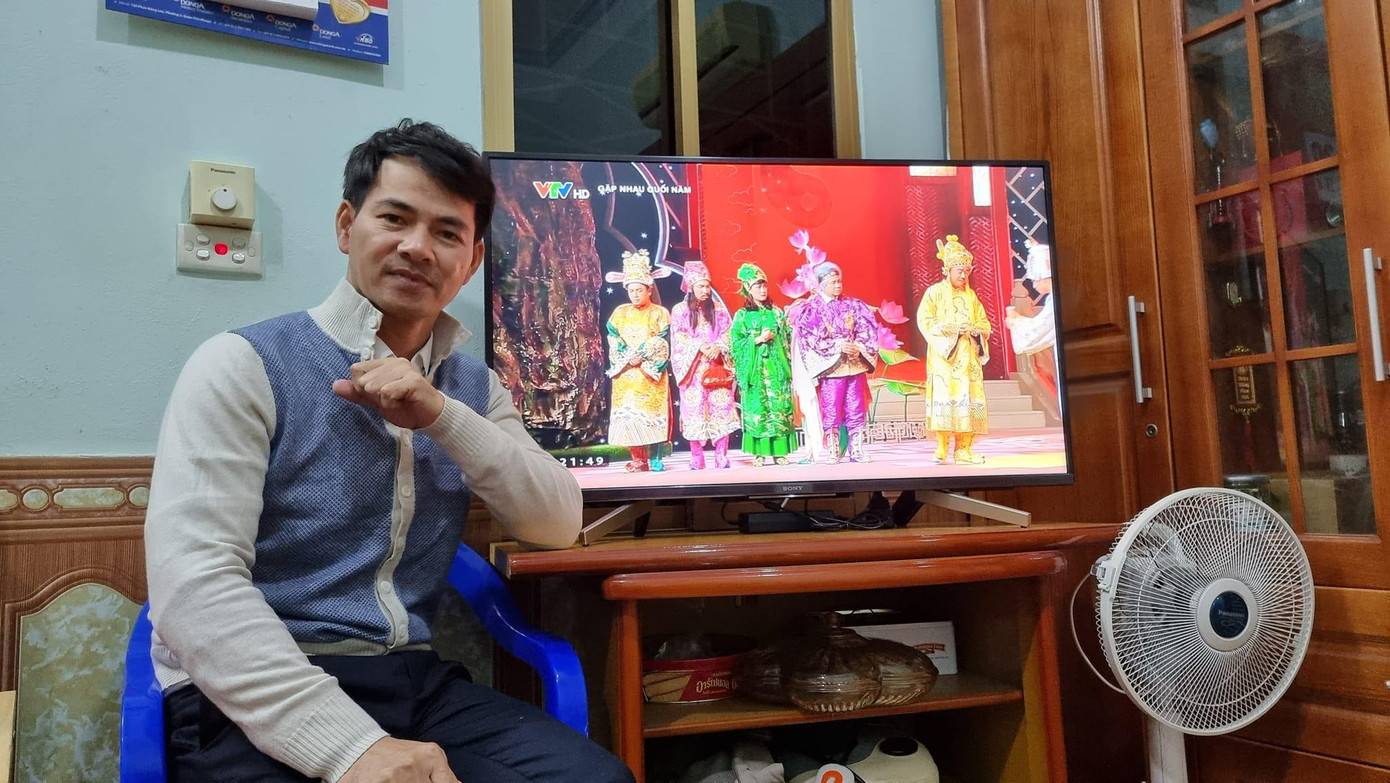 Dù không thể góp mặt ở chương trình quen thuộc, NSƯT Xuân Bắc chia sẻ hình ảnh ở nhà theo dõi qua truyền hình. Nam nghệ sĩ không bình luận gì nhiều ngoài việc theo dõi và ủng hộ các đồng nghiệp và đàn em thủ vai. Bên dưới chia sẻ của Xuân Bắc, rất đông khán giả đã bình luận về cảm giác trống vắng, buồn và nhớ khi thiếu sự xuất hiện của anh và NSND Công Lý.