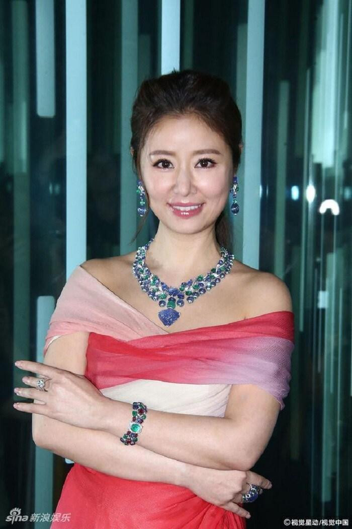 Bà xã Hoắc Kiến Hoa cũng từng tuyên bố sẽ tặng toàn bộ nữ trang của cô giá trị hơn 400 triệu NDT (khoảng 1,4 nghìn tỷ đồng) cho con gái. Cô cho biết thêm: "Mỗi năm nhân dịp sinh nhật con gái tôi sẽ mua một bộ trang sức tặng con, cho đến khi con bé tròn 18 tuổi". Bà xã Hoắc Kiến Hoa cũng từng tuyên bố sẽ tặng toàn bộ nữ trang của cô giá trị hơn 400 triệu NDT (khoảng 1,4 nghìn tỷ đồng) cho con gái. Cô cho biết thêm: "Mỗi năm nhân dịp sinh nhật con gái tôi sẽ mua một bộ trang sức tặng con, cho đến khi con bé tròn 18 tuổi".