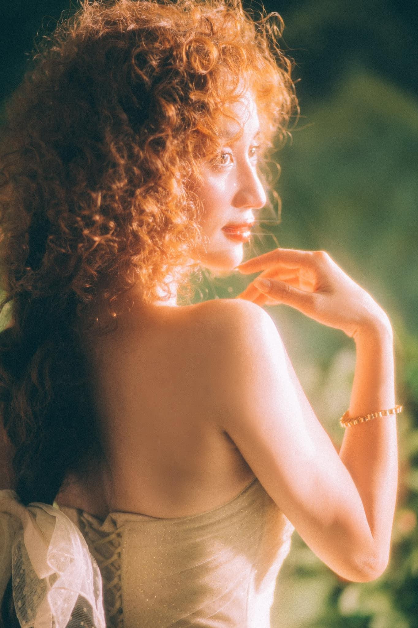 Sáng 21/3, Khánh Thi chia sẻ lên trang cá nhân bộ ảnh đầy chất thơ với lời chúc sinh nhật dành cho mình.