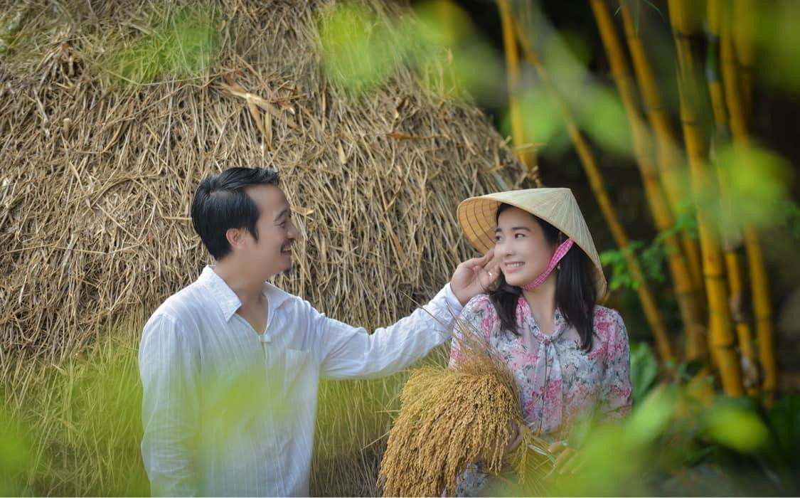 Sau tuần trăng mật, ông Lâm không ngại dành cho vợ mới cưới sự quan tâm và cử chỉ tình tứ, ngọt ngào. Hoa báo tin vui đã có bầu khiến ông Lâm hạnh phúc tới lặng người. Sau tuần trăng mật, ông Lâm không ngại dành cho vợ mới cưới sự quan tâm và cử chỉ tình tứ, ngọt ngào. Hoa báo tin vui đã có bầu khiến ông Lâm hạnh phúc tới lặng người.