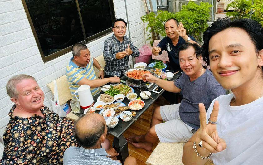 Giữa nghi vấn về quê đón Tết cùng ca sĩ Mỹ Tâm, nam diễn viên Mai Tài Phến bất ngờ đăng tải hình ảnh tiệc tân niên cùng những người bạn trên trang cá nhân. Nam diễn viên viết: "Anh Bình Báo cười nhìn hiền hen cả nhà!".