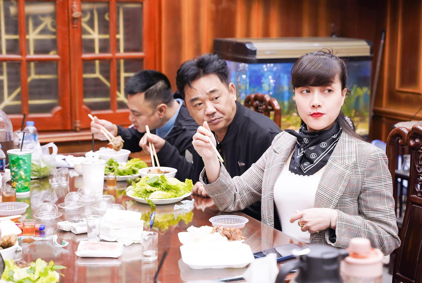 Vân Dung có lẽ là nghệ sĩ năng nổ nhất dàn Táo Quân trên mạng xã hội. Trên fanpage hay trang cá nhân của "Táo Y tế", người hâm mộ có thể thường xuyên cập nhật được hậu trường các diễn viên thông qua những hình ảnh và dòng thơ hài hước của Vân Dung. Ảnh: Facebook Vân Dung