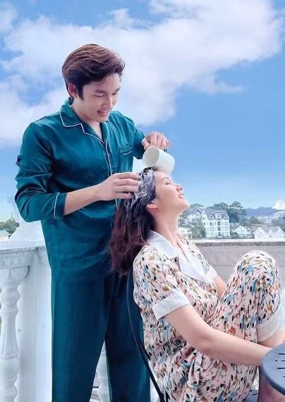 Diễn viên Đình Tú tặng bạn gái Hương Giang món quà tinh thần sớm ngày 8/3: "Mấy bữa trước được bạn “Giang mắt to” chăm chút cho hàm răng thì nay Tú chăm chút mái tóc cho bạn ấy. Đúng là quà gì không quan trọng, quan trọng là được quan tâm chăm sóc đúng không cả nhà". Hành động này của Đình Tú dành cho bạn gái hơn tuổi khiến nhiều người không khỏi ghen tị.