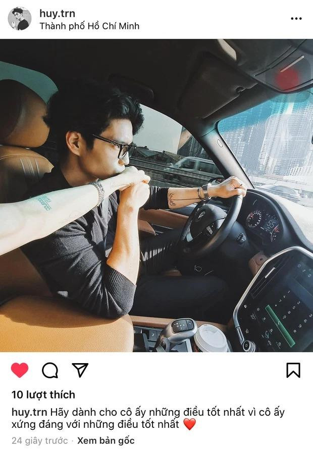Tối 7/3, trên Instagram của mình, CEO Huy Trần đăng bức ảnh anh đang ngồi lái xe.và hôn tay bạn gái Ngô Thanh Vân kèm dòng trạng thái vô cùng tình cảm dành cho "nửa kia" của mình: "Hãy dành cho cô ấy những điều tốt nhất, vì cô ấy xứng đáng với những điều tốt nhất".