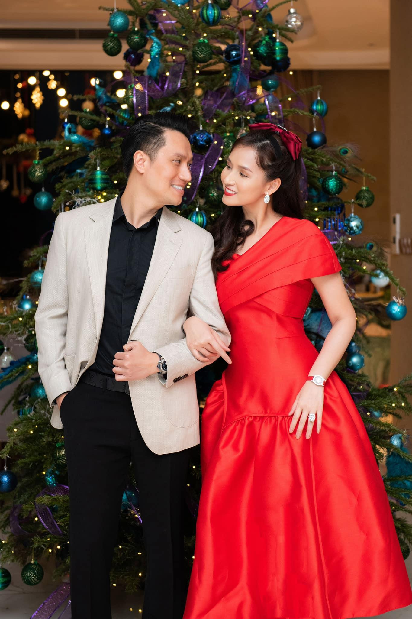 Lã Thanh Huyền tình tứ bên Việt Anh, cặp đôi hứa hẹn sẽ gây sốt trong bộ phim truyền hình "Về Chung Một Nhà" dự kiến lên sóng trong năm 2022. Lã Thanh Huyền tình tứ bên Việt Anh, cặp đôi hứa hẹn sẽ gây sốt trong bộ phim truyền hình "Về Chung Một Nhà" dự kiến lên sóng trong năm 2022.