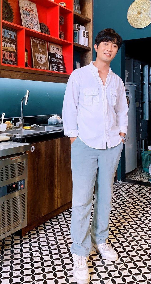 Doãn Quốc Đam từng chia sẻ anh thích hoá thân thành những "gã lập dị" trên màn ảnh như trong "Mê cung", "Im lặng dưới vực sâu", "Hồ sơ cá sấu"... nên sự lột xác lần này của nam diễn viên gây chú ý không ít.